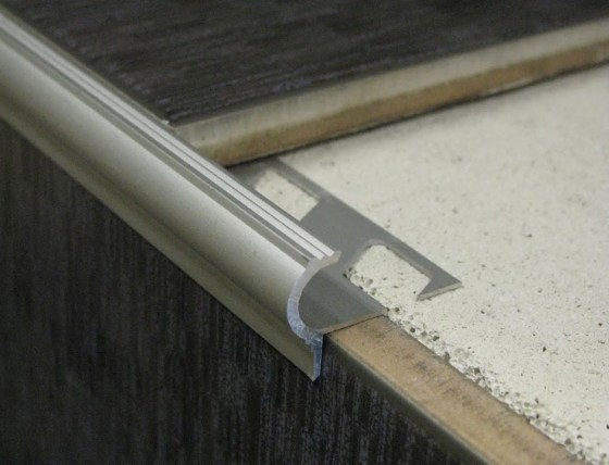 Προφίλ σκαλοπατιού διακοσμητικό αλουμινίου